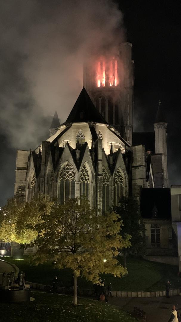 19:35 Sint-Niklaaskerk est en feu - Fabuleux car tellement réaliste - Bruit, odeur : tout y est