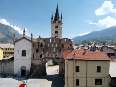 Suse en Italie : Porte Savoie avec la façade de la cathédrale